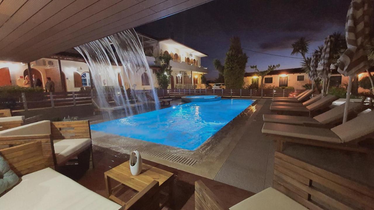 Apartment with Pool View