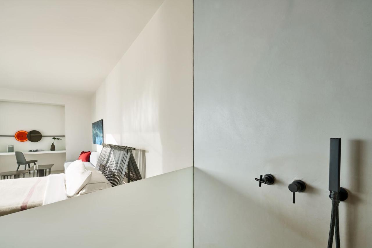 Private Unlimited View Suite with Heated Plunge Pool and Caldera View