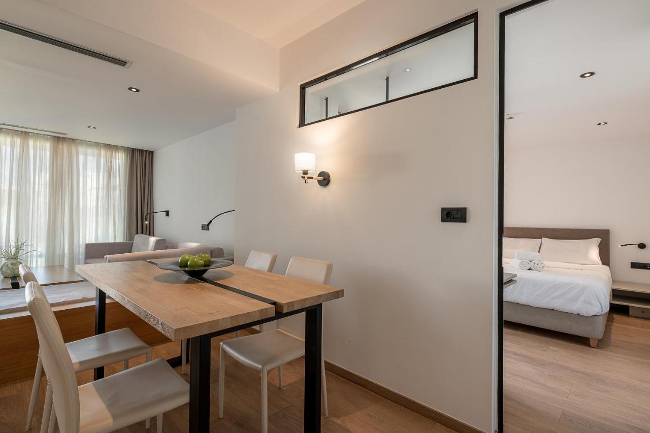 Deluxe One-Bedroom Apartment