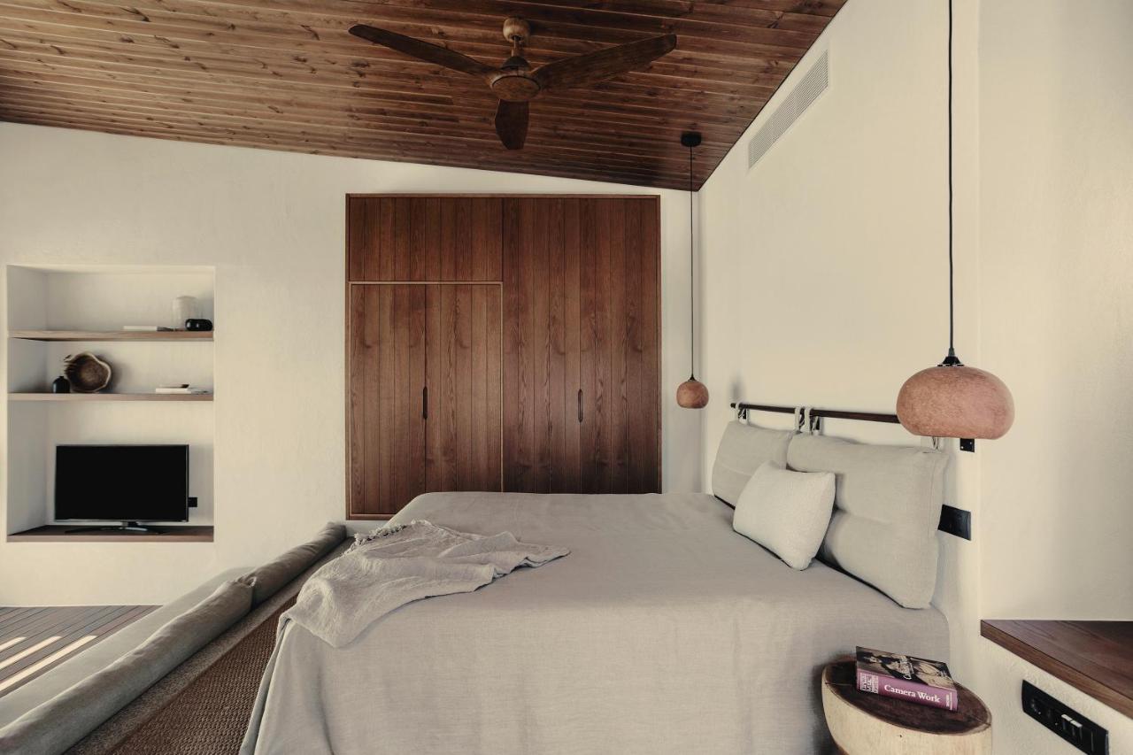 Grande Pool Suite Seafront
