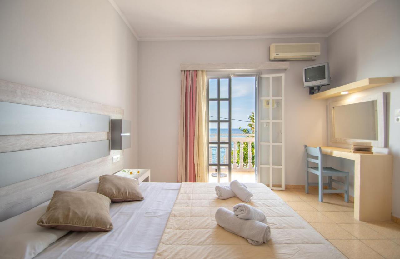 Standard double or twin room side sea view