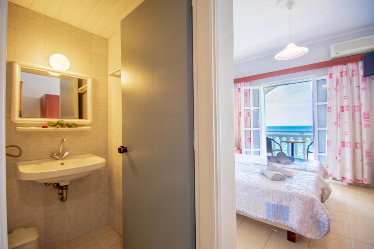 Standard double or twin room side sea view