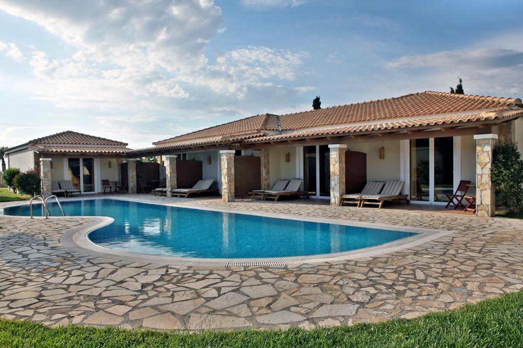 Deluxe Bungalow Shared Pool