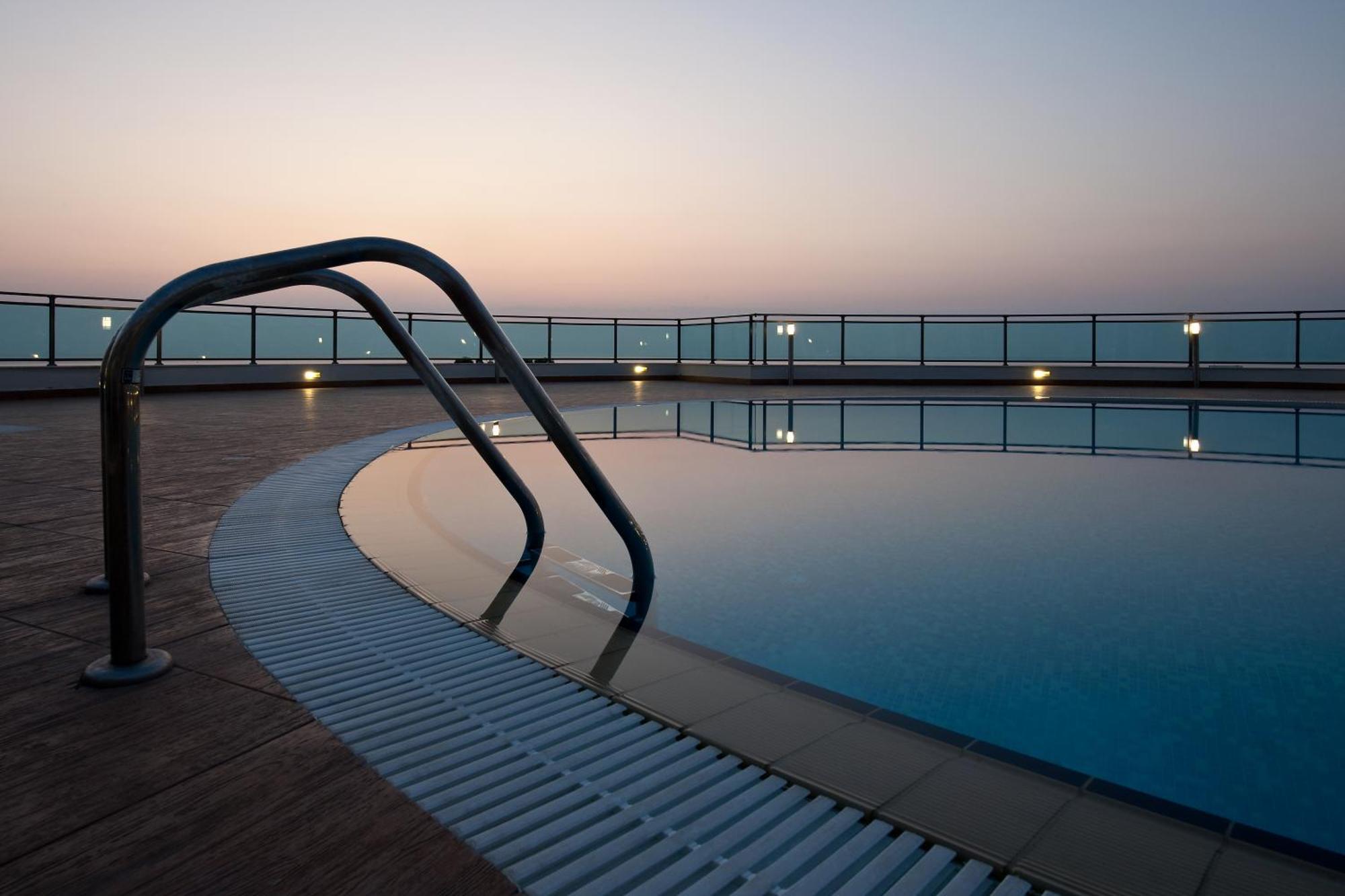Deluxe Junior Suite Sea View & Sharing Pool age range 12-99