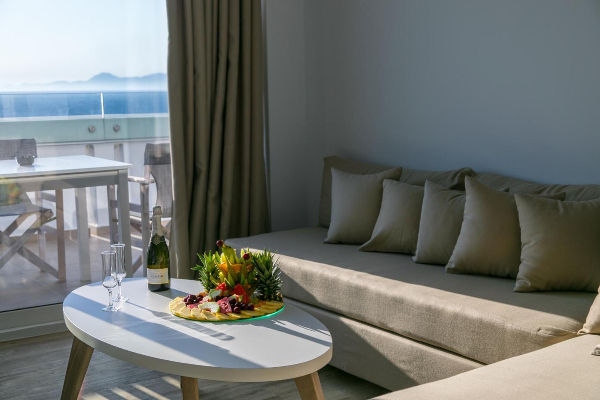 One-Bedroom Suite Sea View