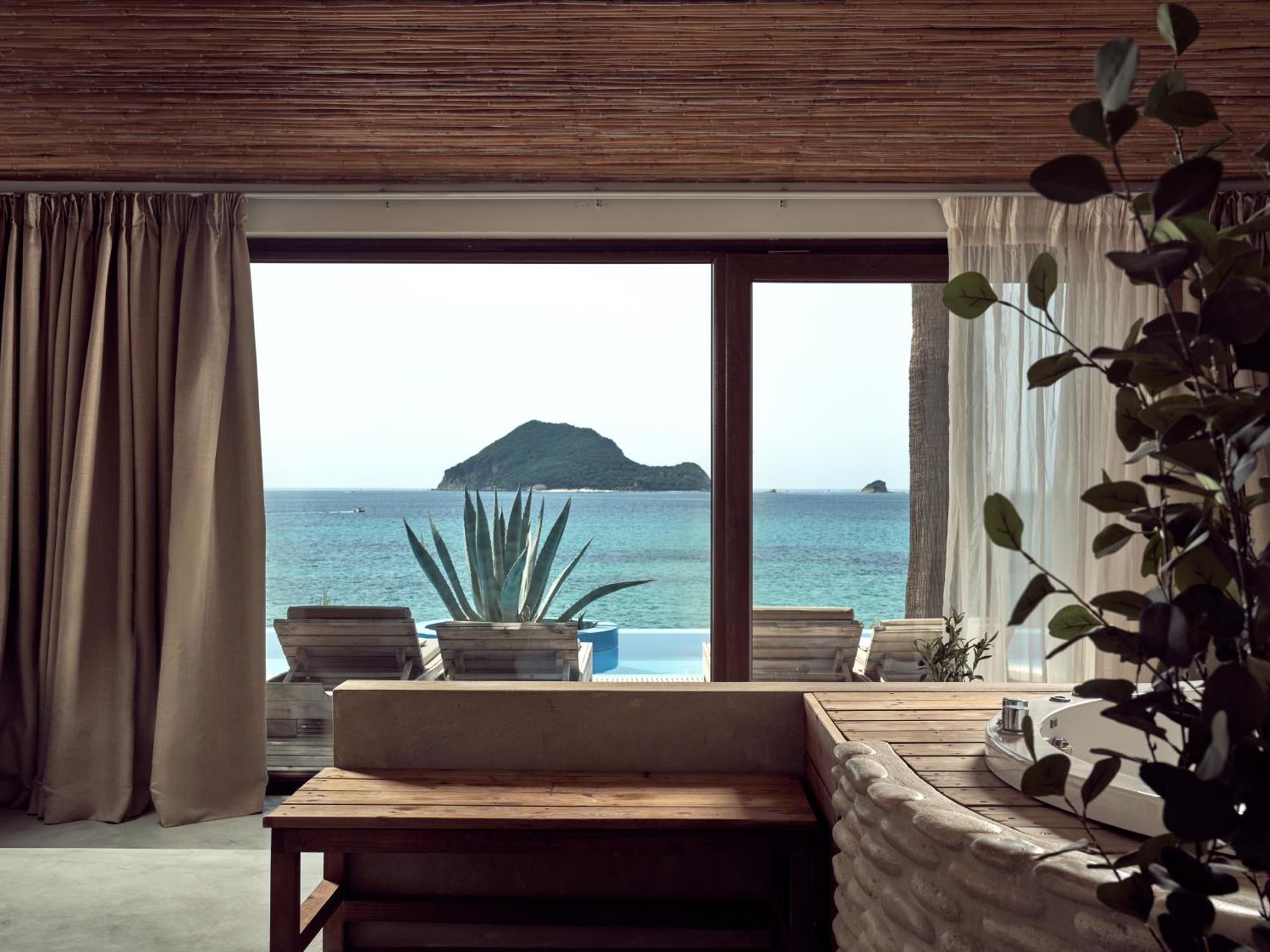Executive Junior Suite Sharing Pool & Sea View