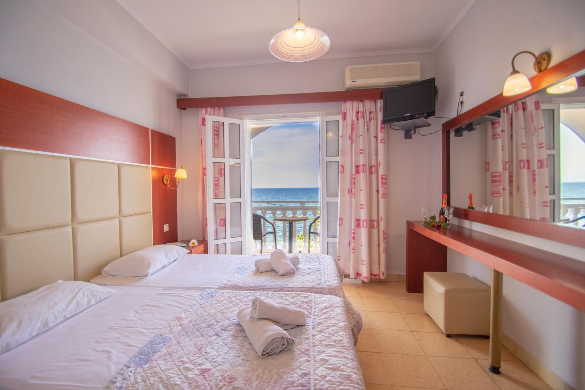 Standard double or twin room side sea view