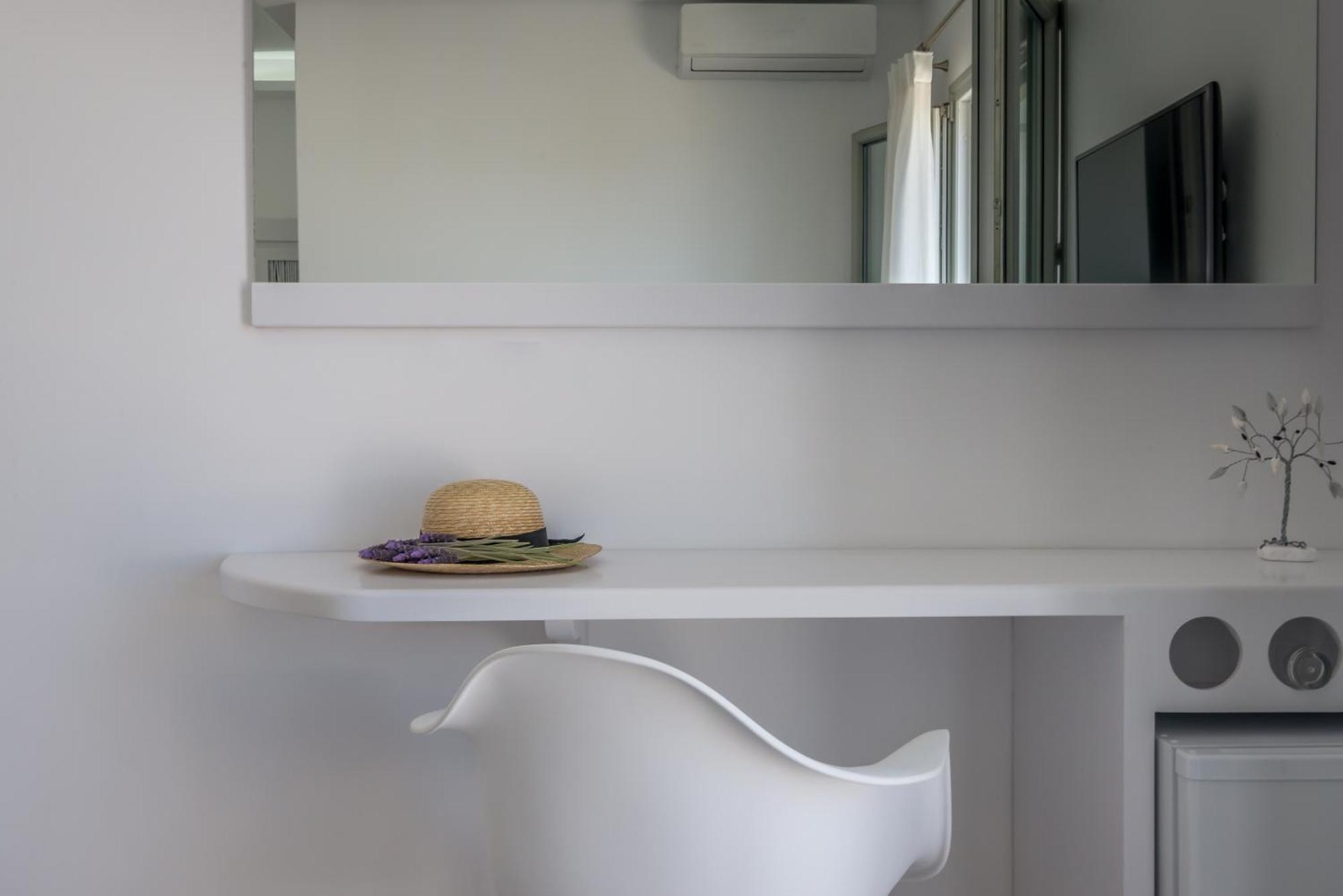 Deluxe Double or Twin Room with Side Sea View