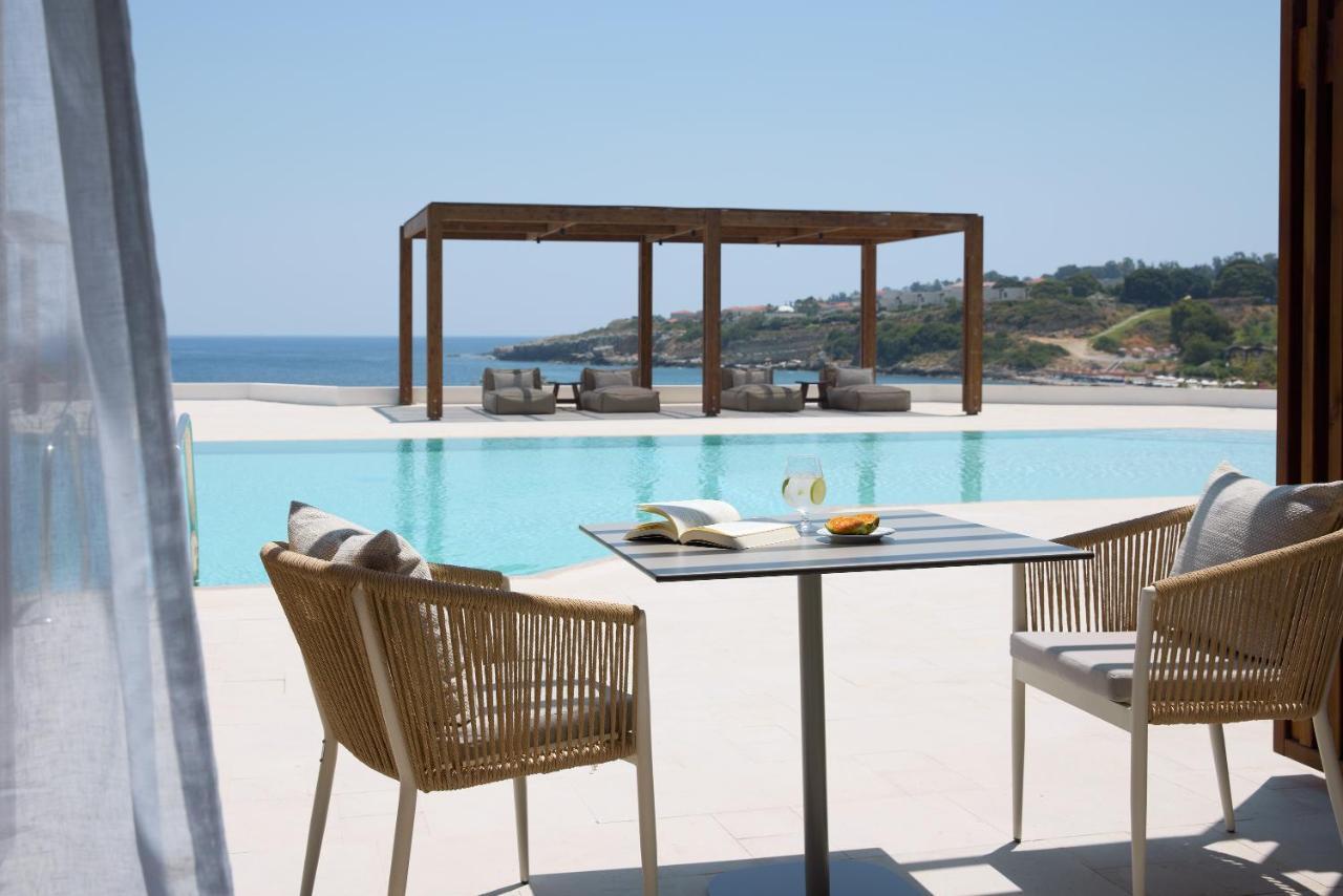 Open Plan Suite Sea View & Sharing Pool