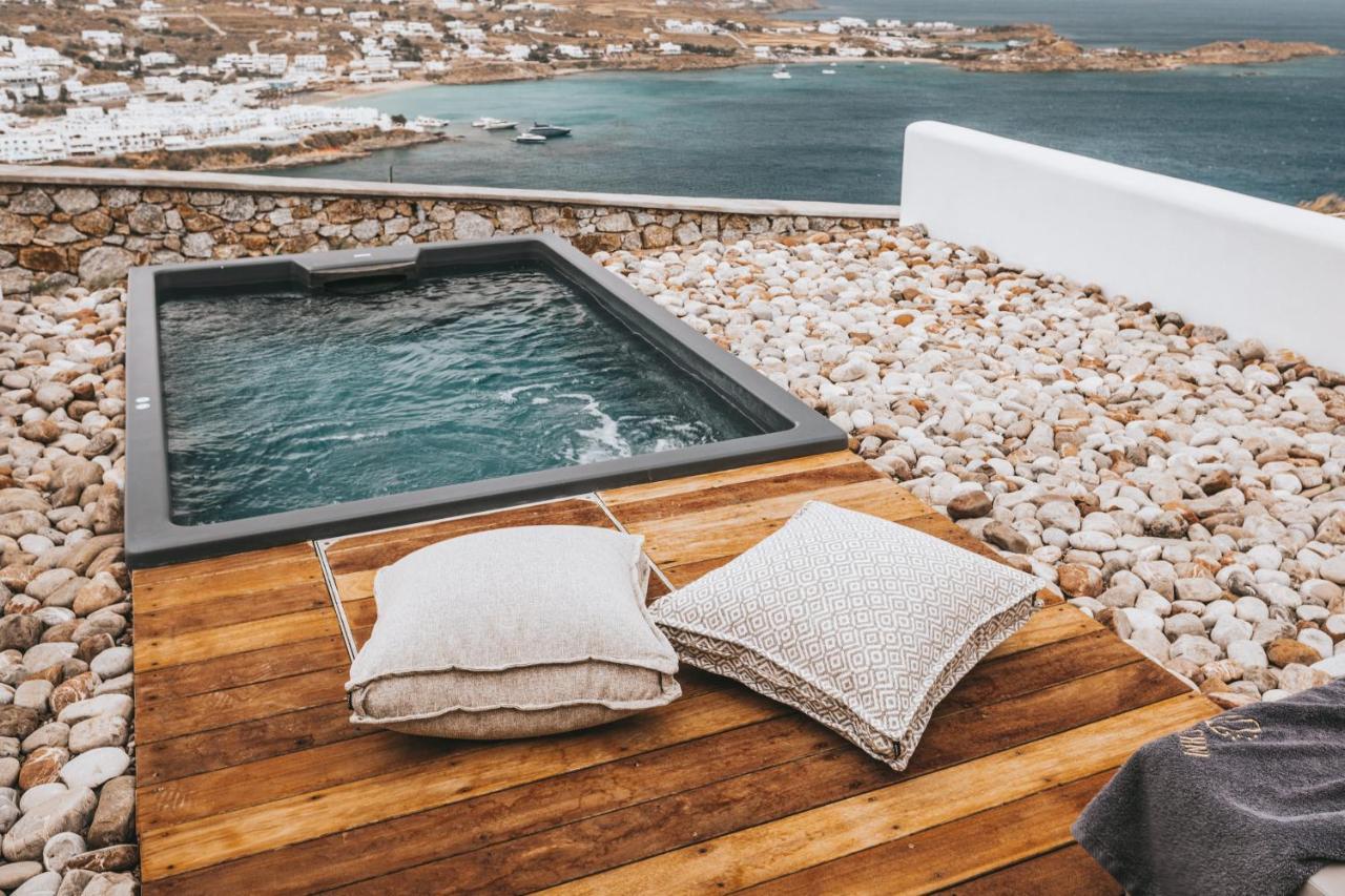 Deluxe Suite Private Jacuzzi & Sea View