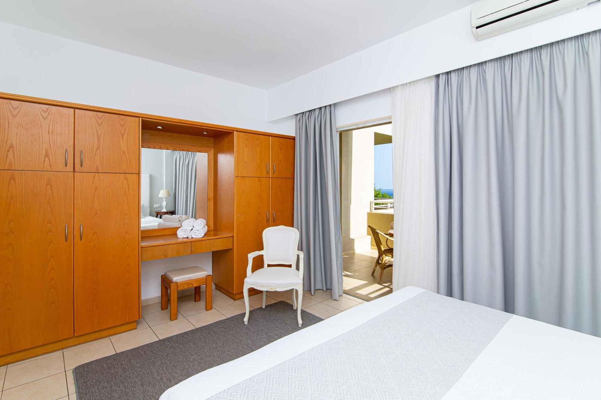 Luxury One-Bedroom Apartment Sea View