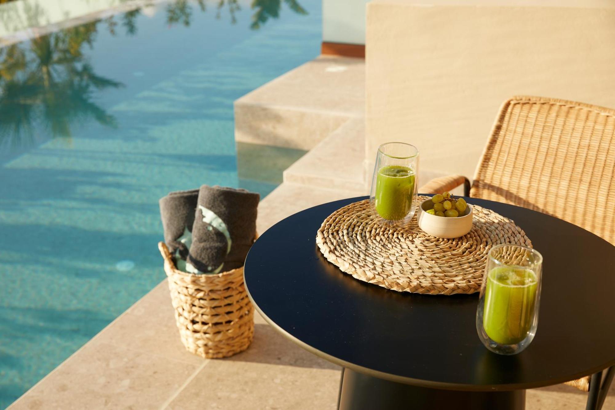 One-Bedroom Suite Swim-up