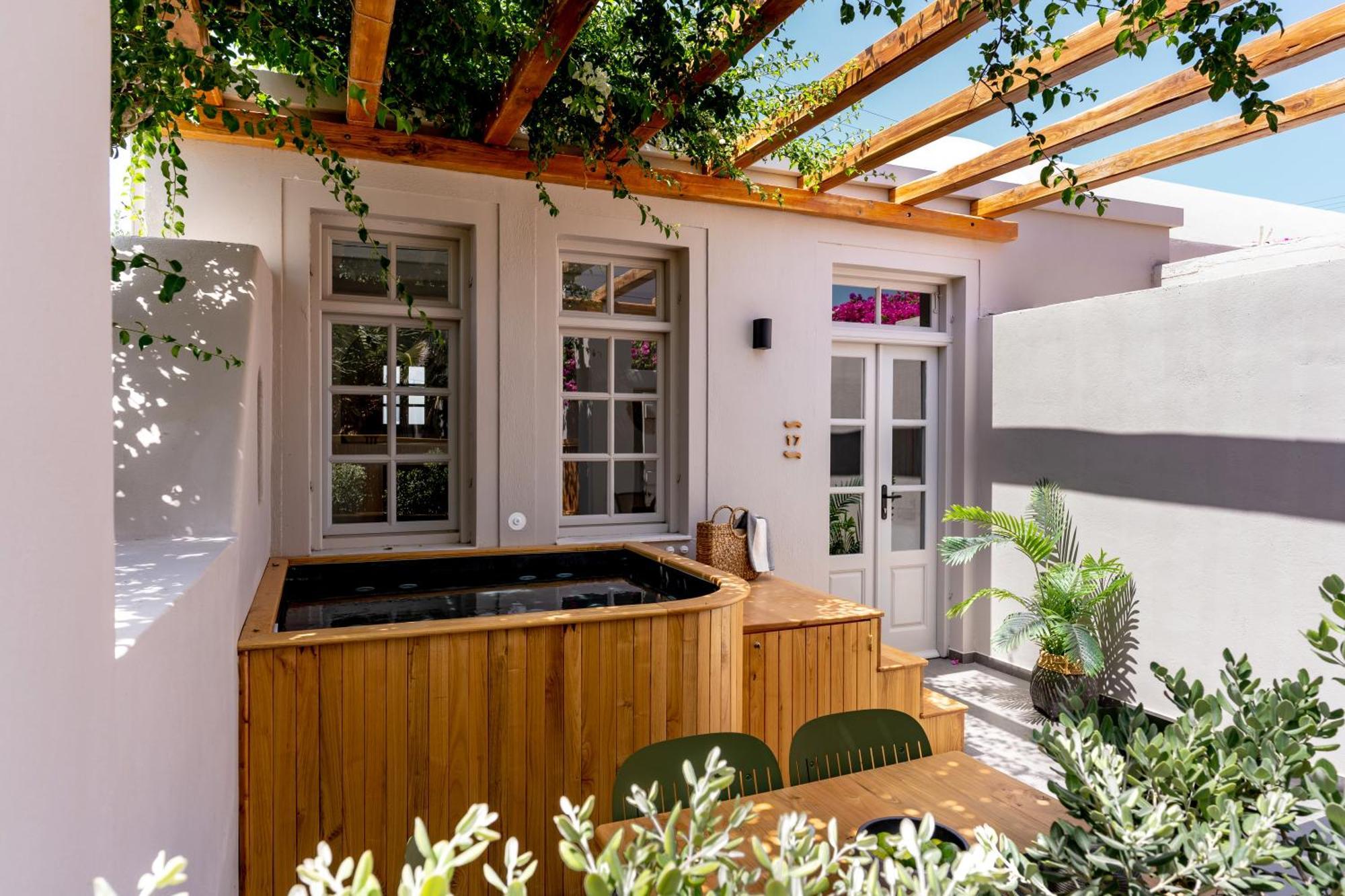 Suite outdoor Jetted Hot Tub