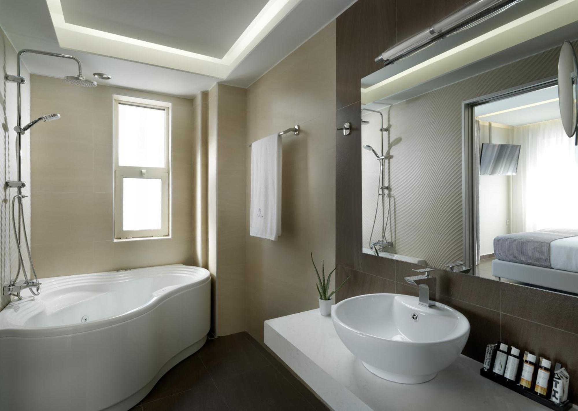 Deluxe Suite Partial Sea View