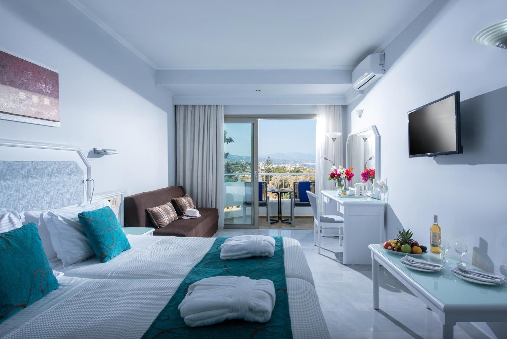 Deluxe Double Room with Sea View and Hot Tub (2 Adults + 1 Child)
