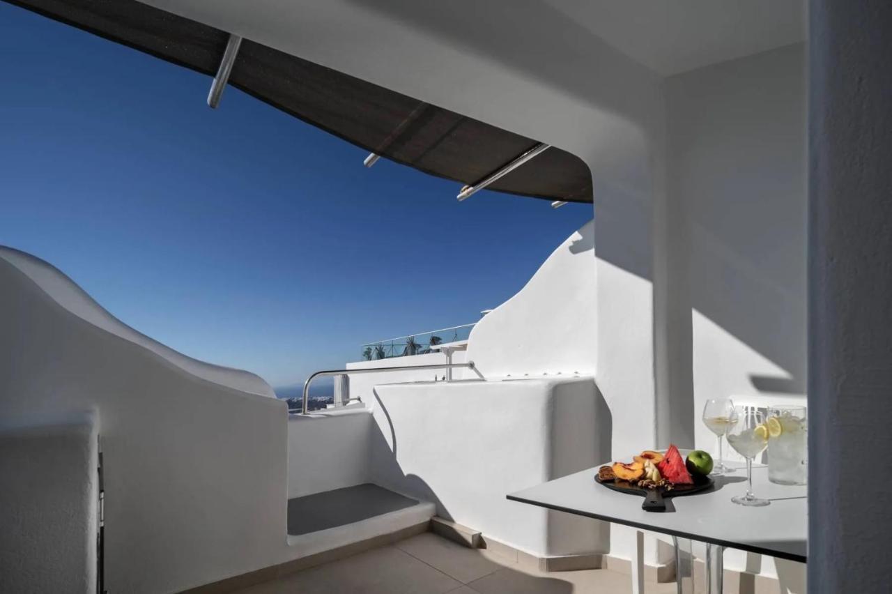 Superior Double Room with Outdoor Hot Tub and Caldera View