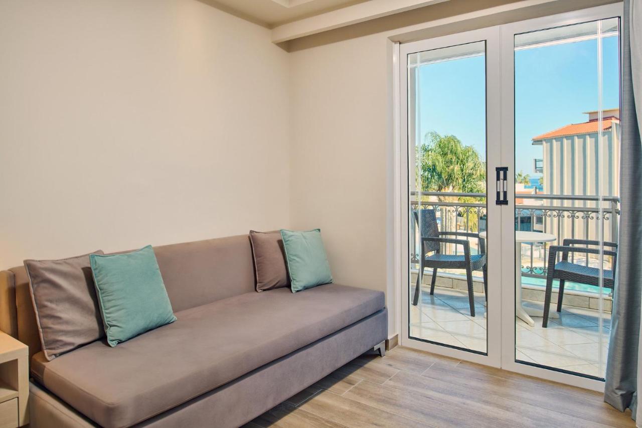 Comfort Room Pool View