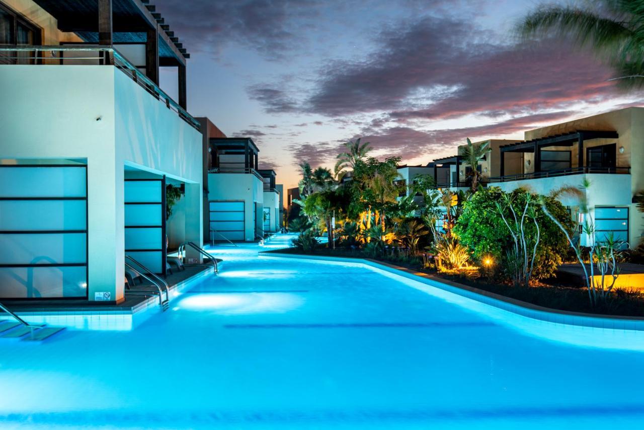 Double Swim-Up Room