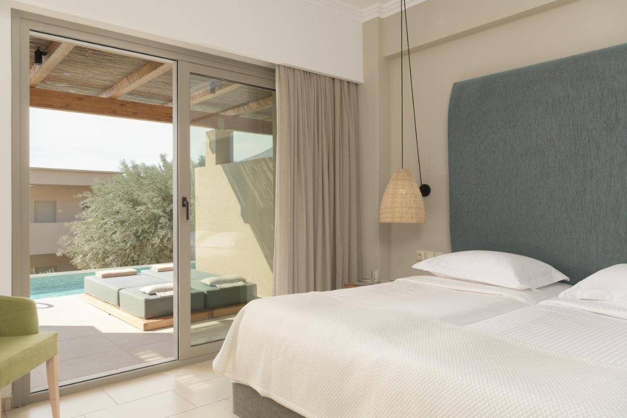 Junior Suite Swim up Mountain & Garden view min Age 8 Years Old