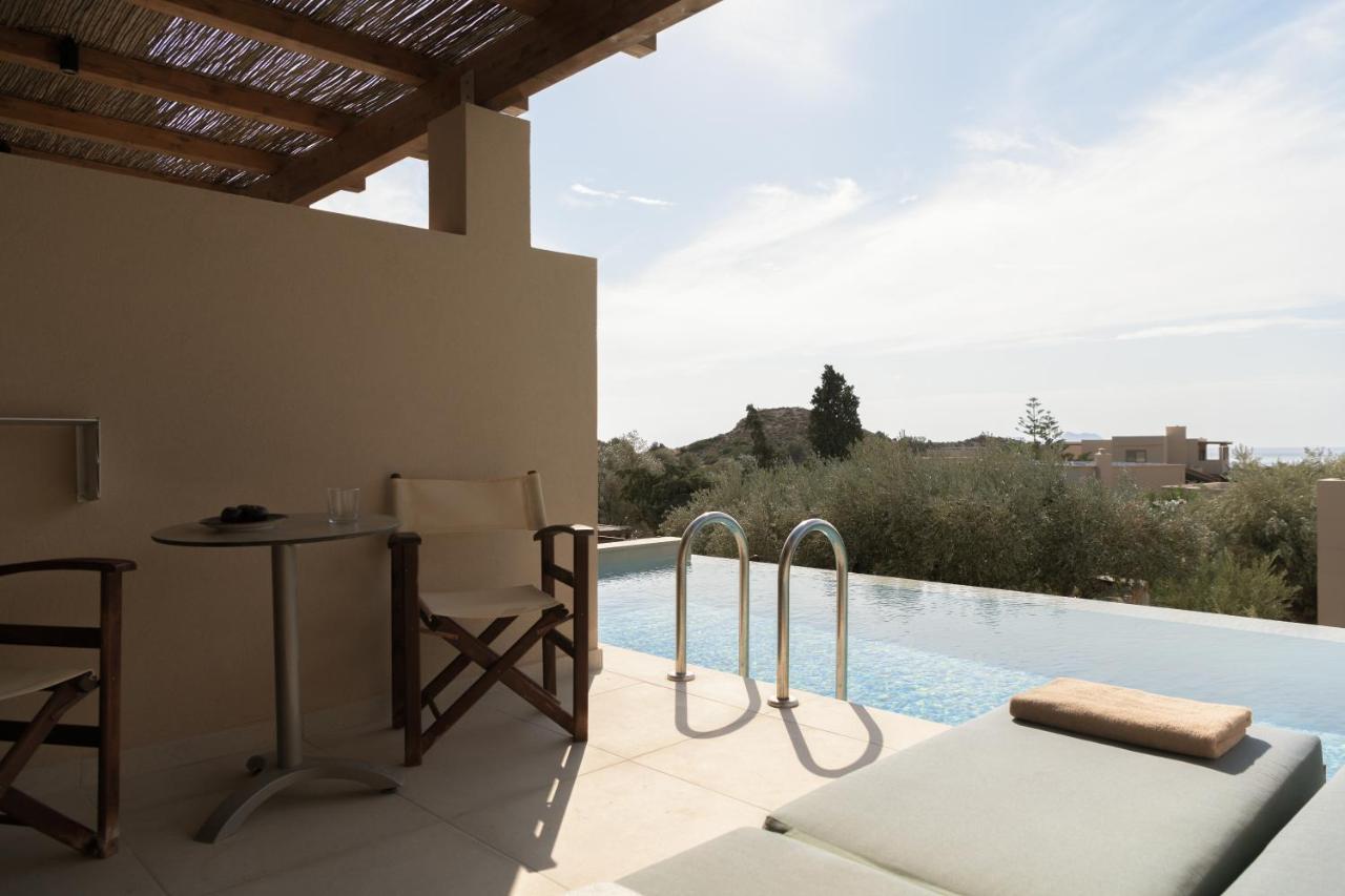 Junior Suite Swim up Mountain & Garden view min Age 8 Years Old