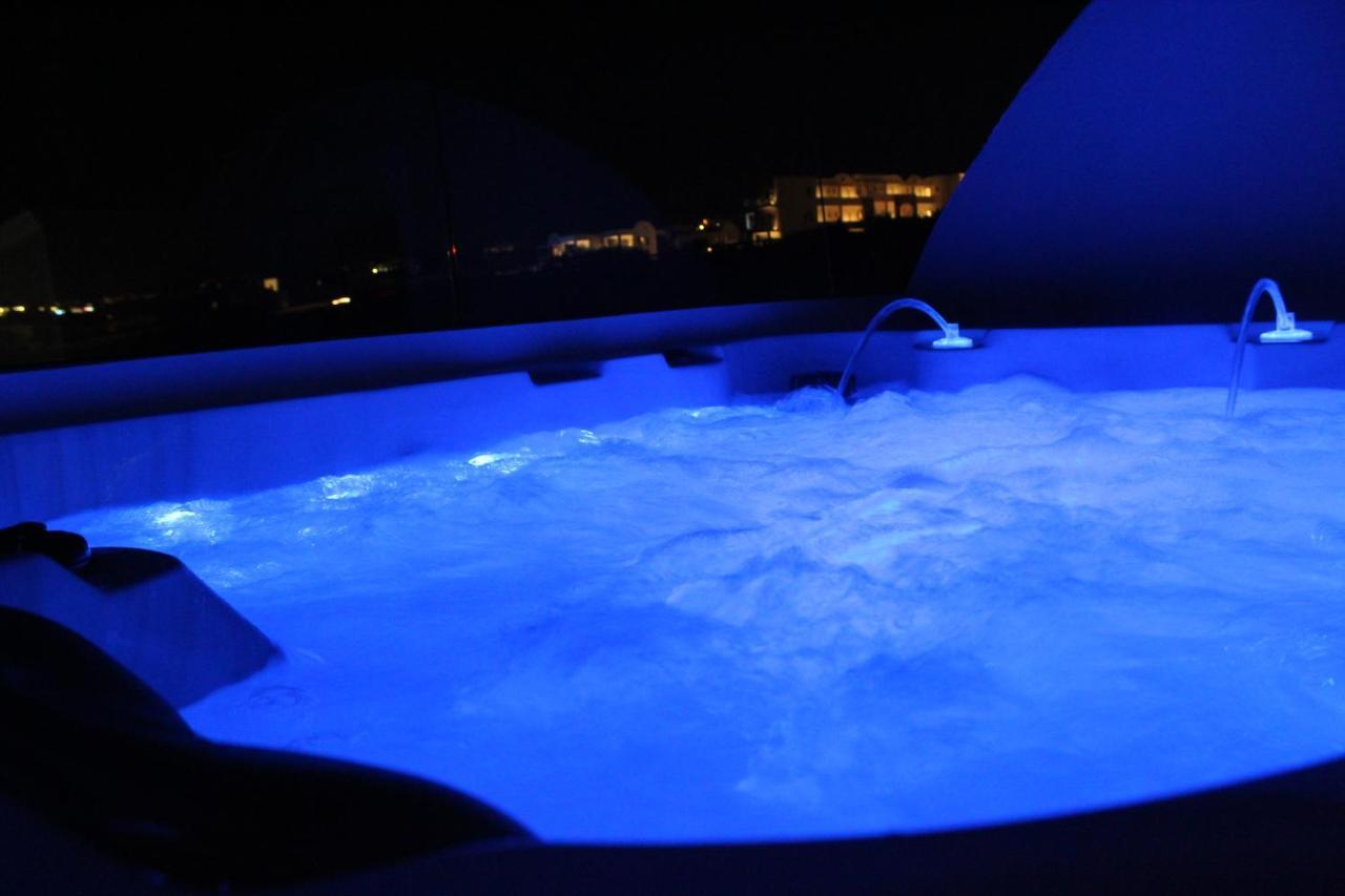 Deluxe Suite Outdoor Hot Tub Split Level