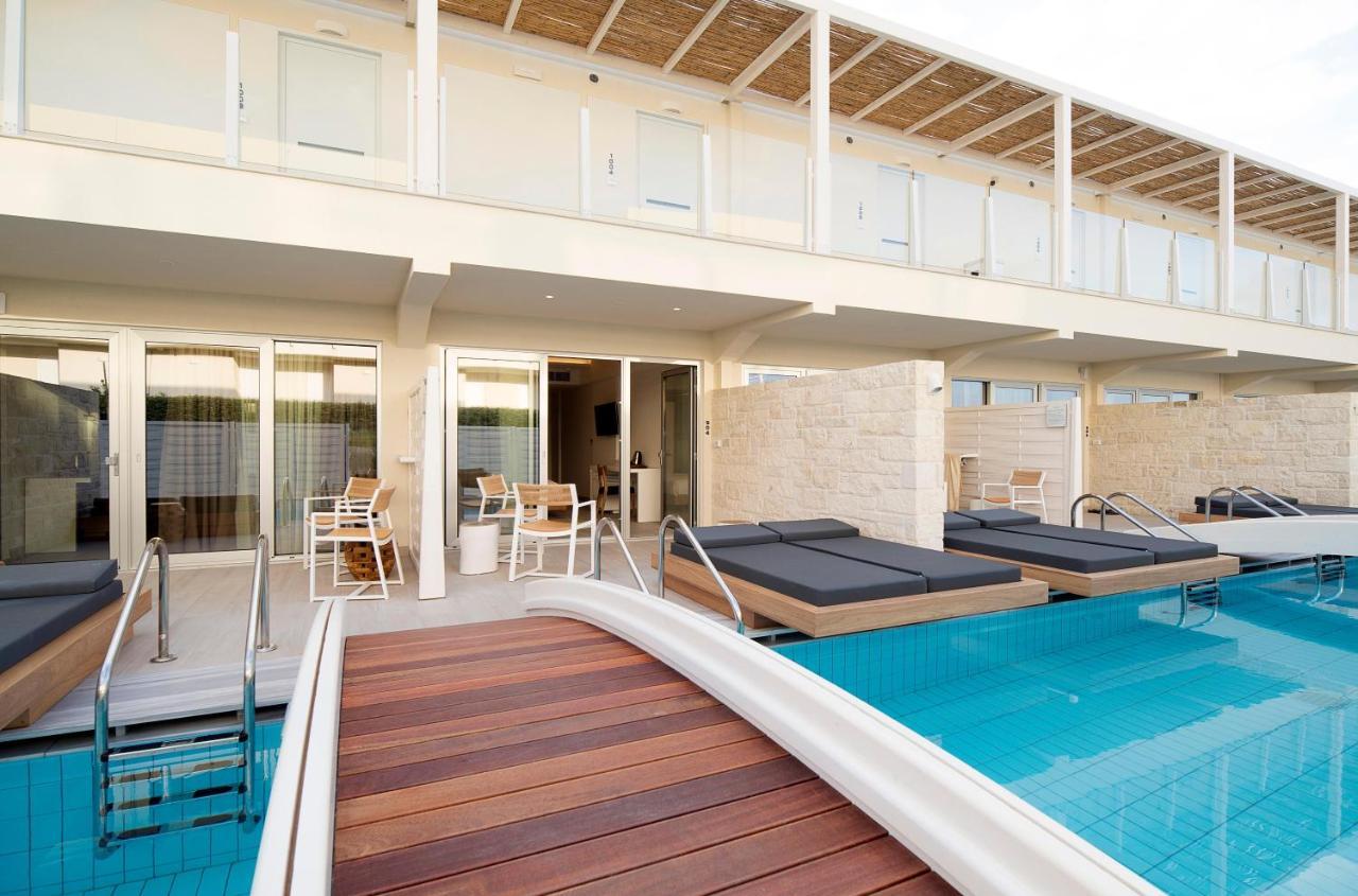 Classic Double Room Sharing Pool