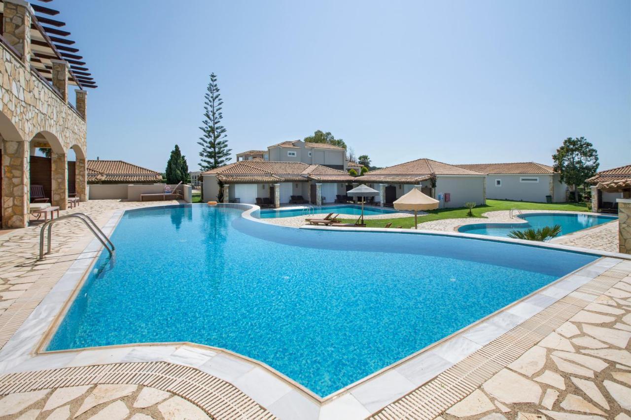 Deluxe Bungalow Shared Pool