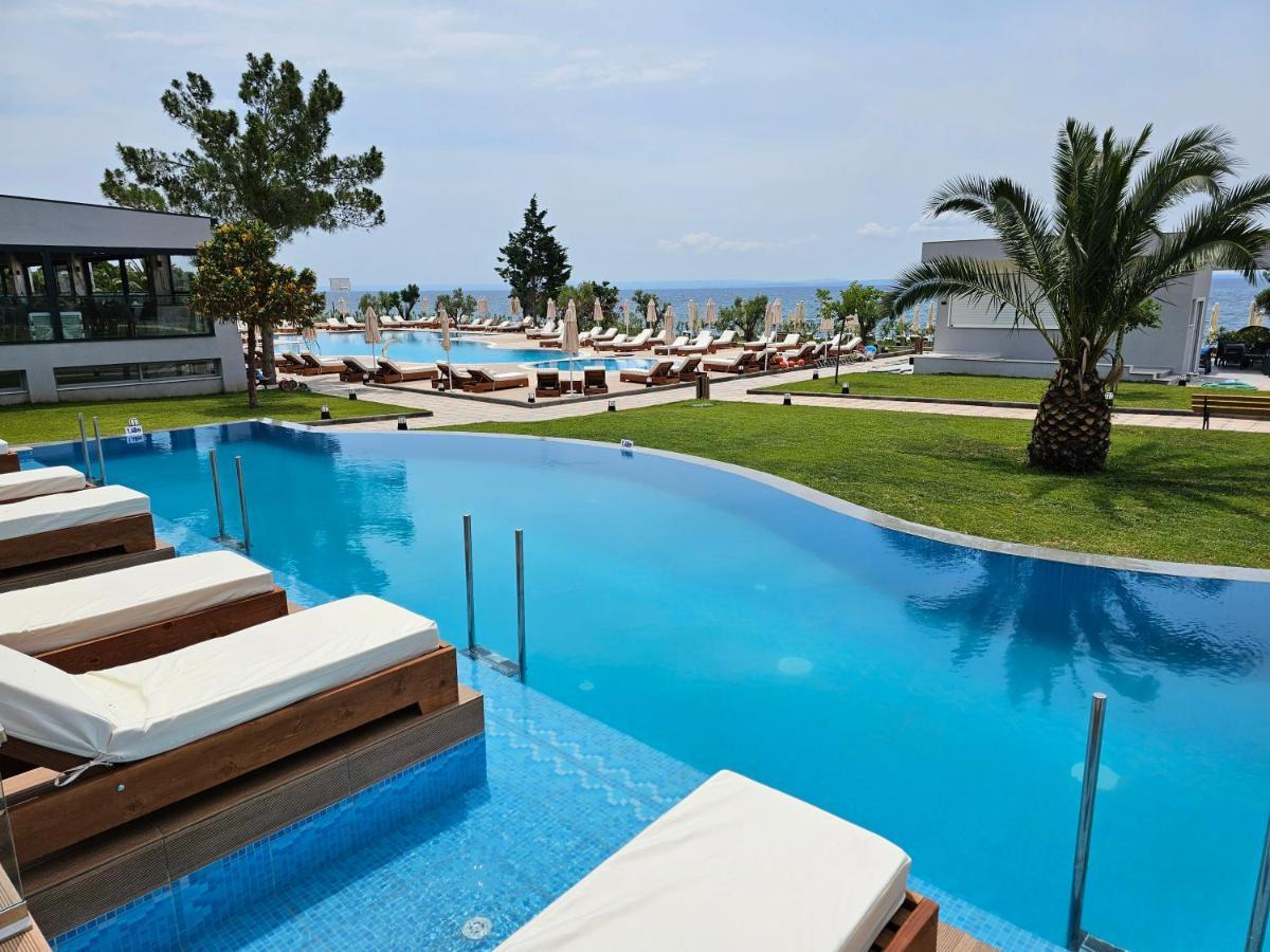 Deluxe Room Sharing Pool
