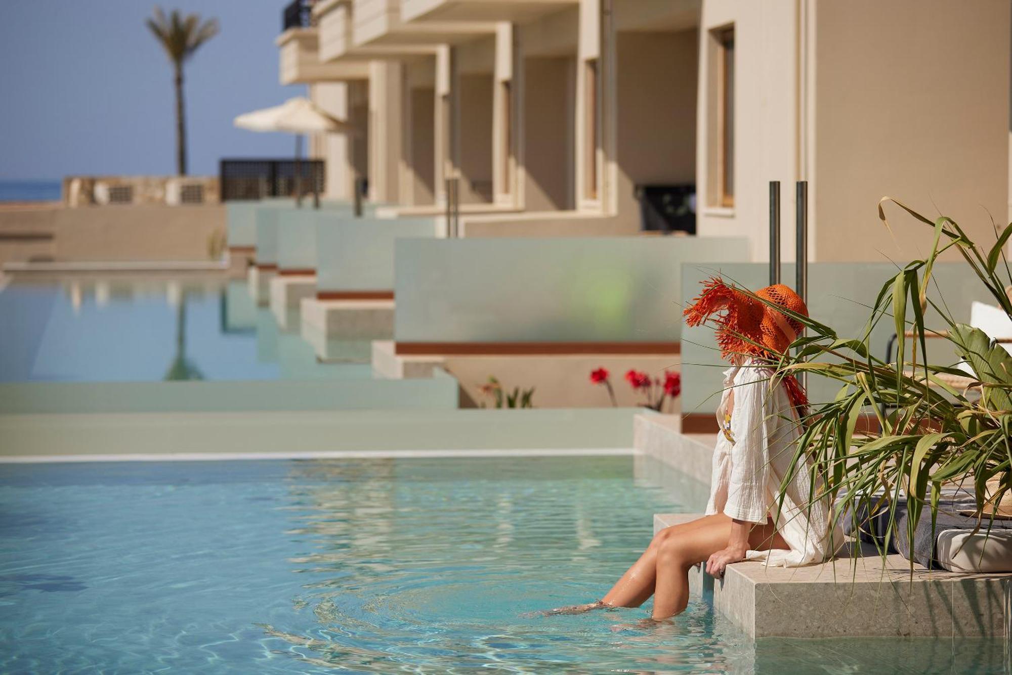 One-Bedroom Suite Swim-up