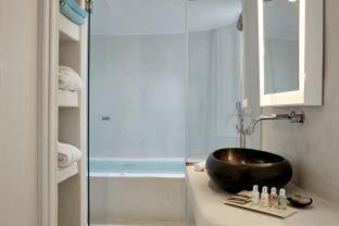 Cave Suite indoor jetted tub
