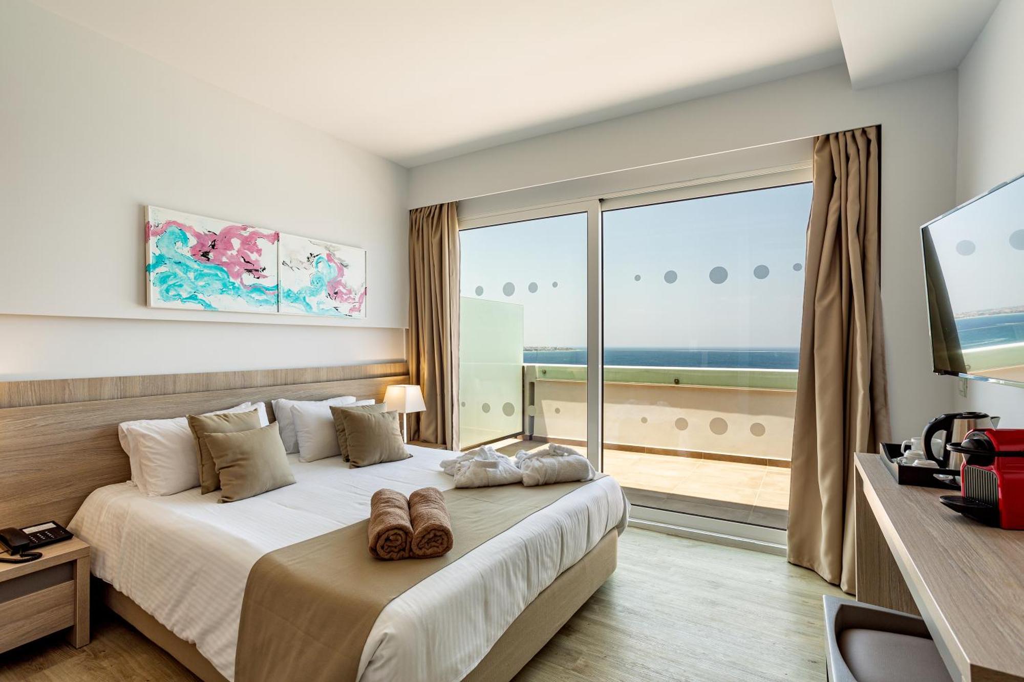 One-Bedroom Suite Sea View