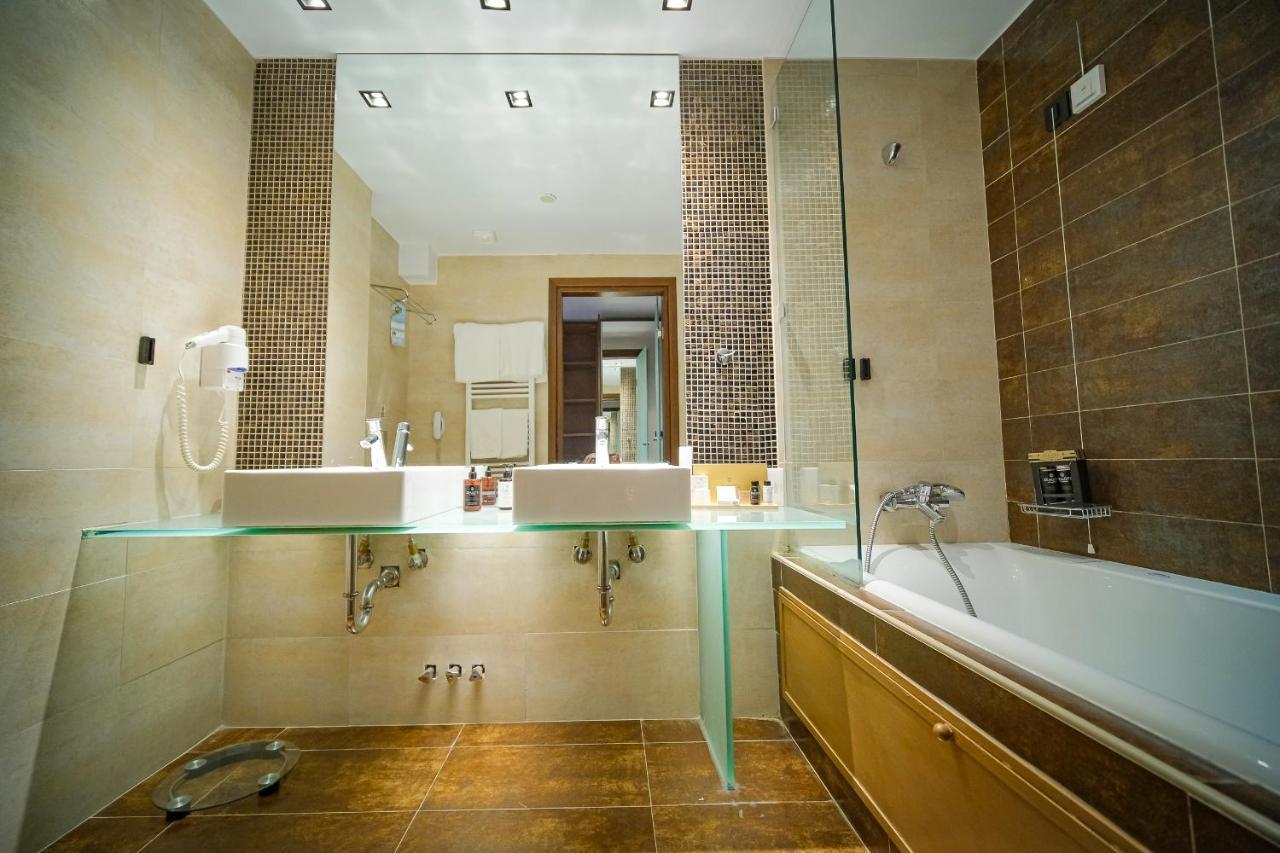 King Suite Spa Bath