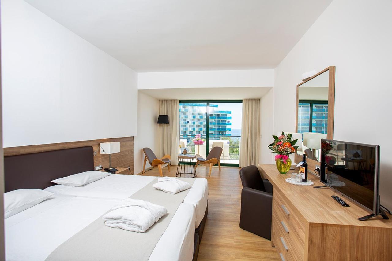 Double or Twin Room with Side Sea View