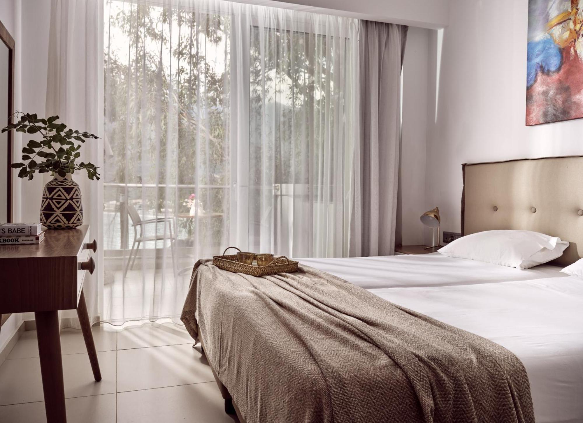Deluxe One-Bedroom Apartment Sea View