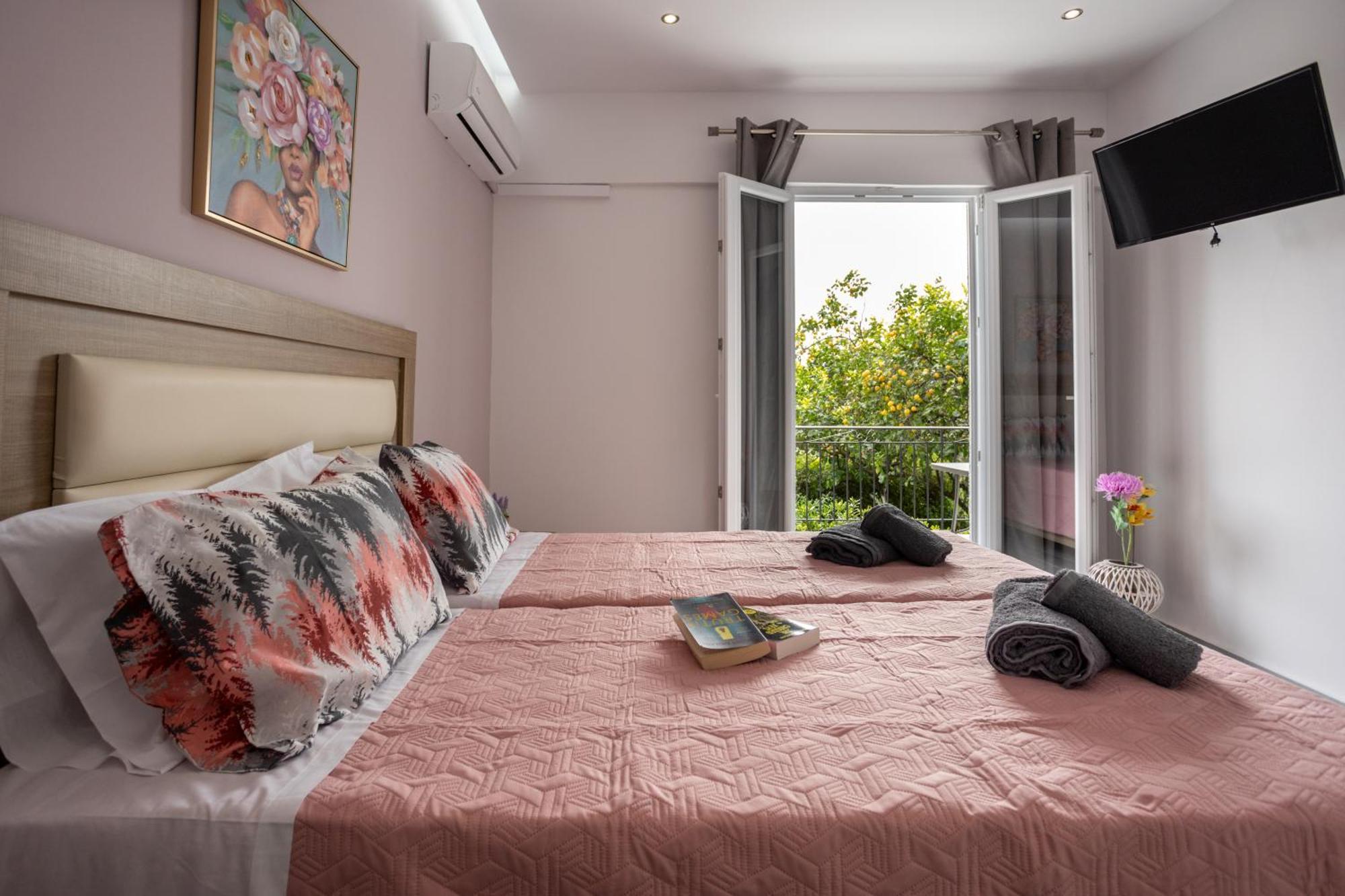Deluxe Two-Bedroom Apartment Garden View