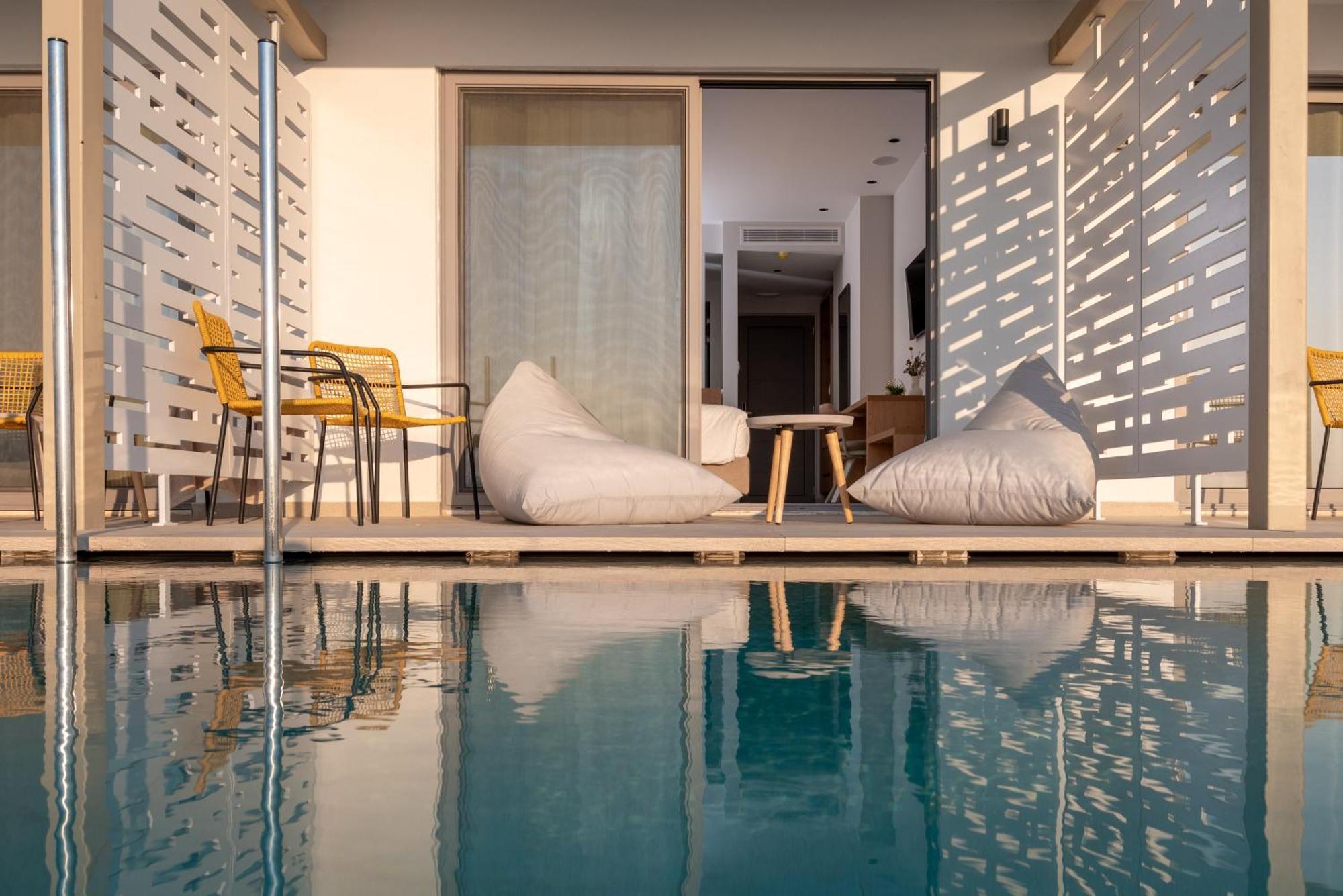 Double Premium Sea View Swim Up