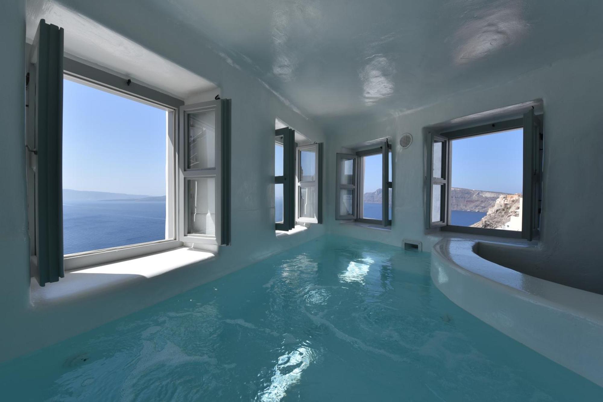 Deluxe Suite Indoor Plunge Pool Caldera View