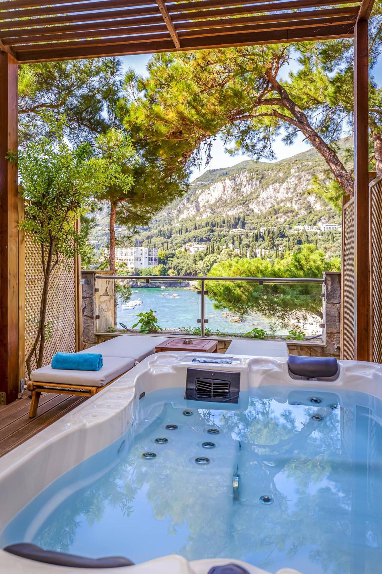 Private Deck Room Jacuzzi