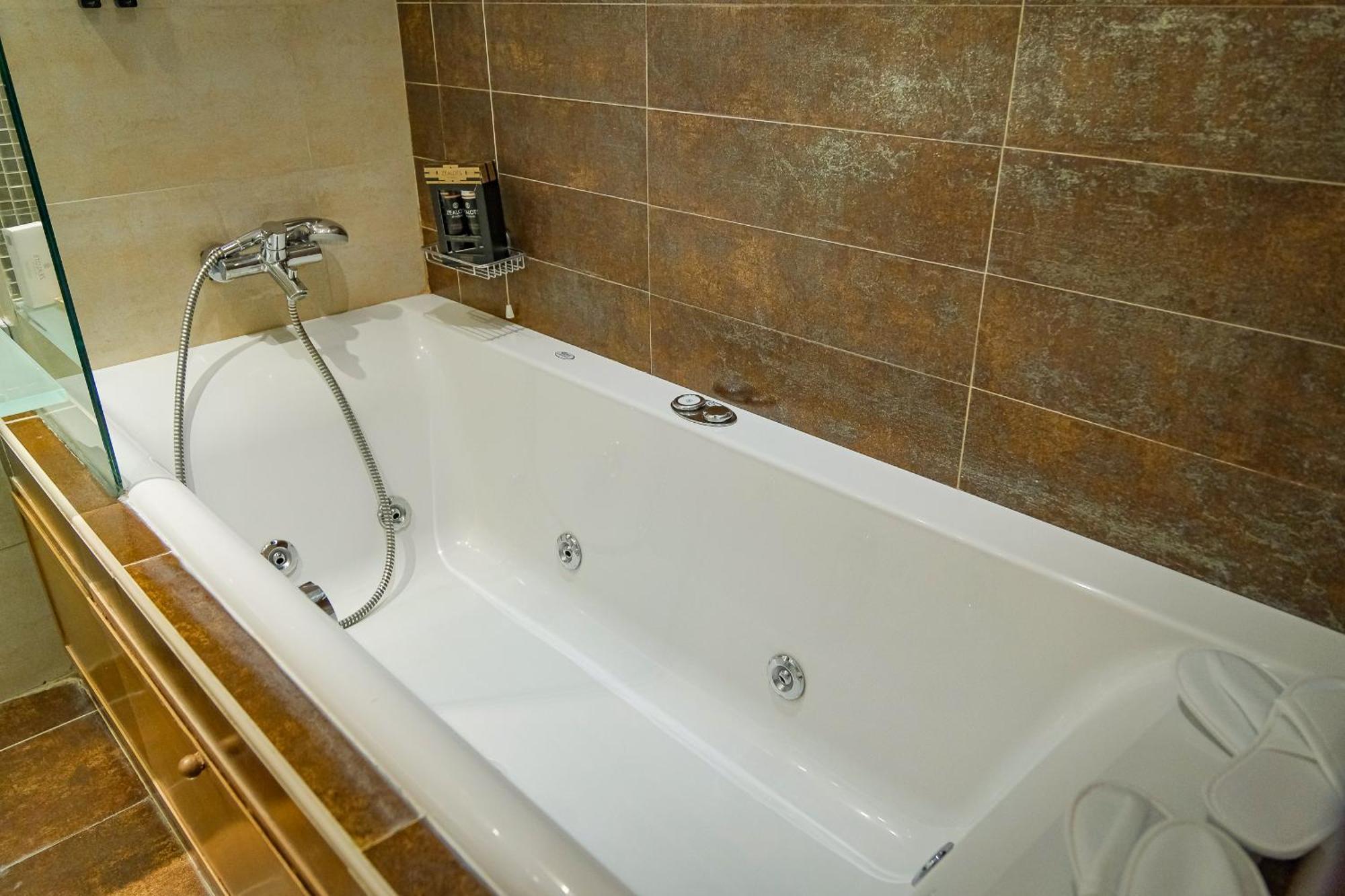 King Suite Spa Bath