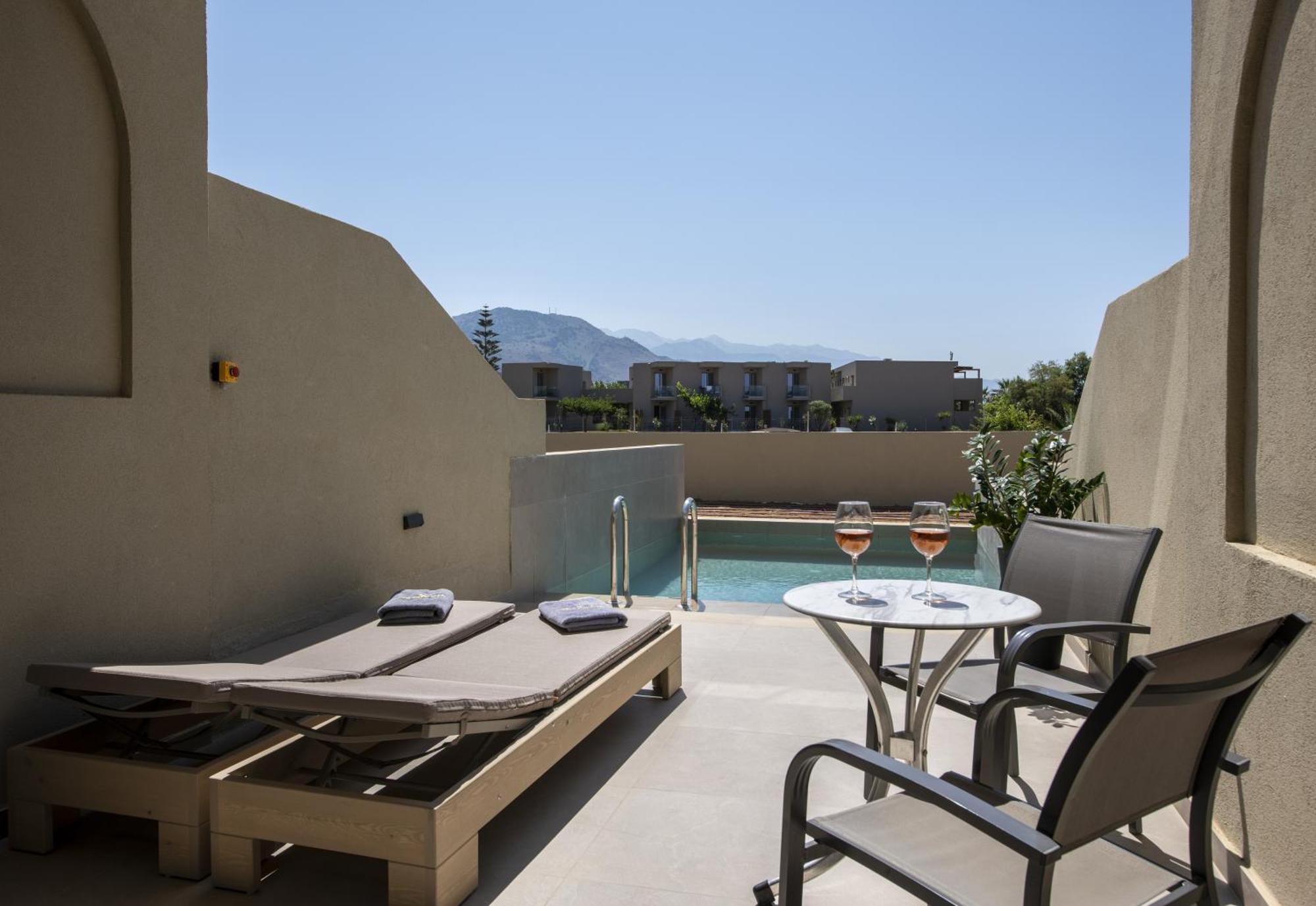 Junior suite individual pool