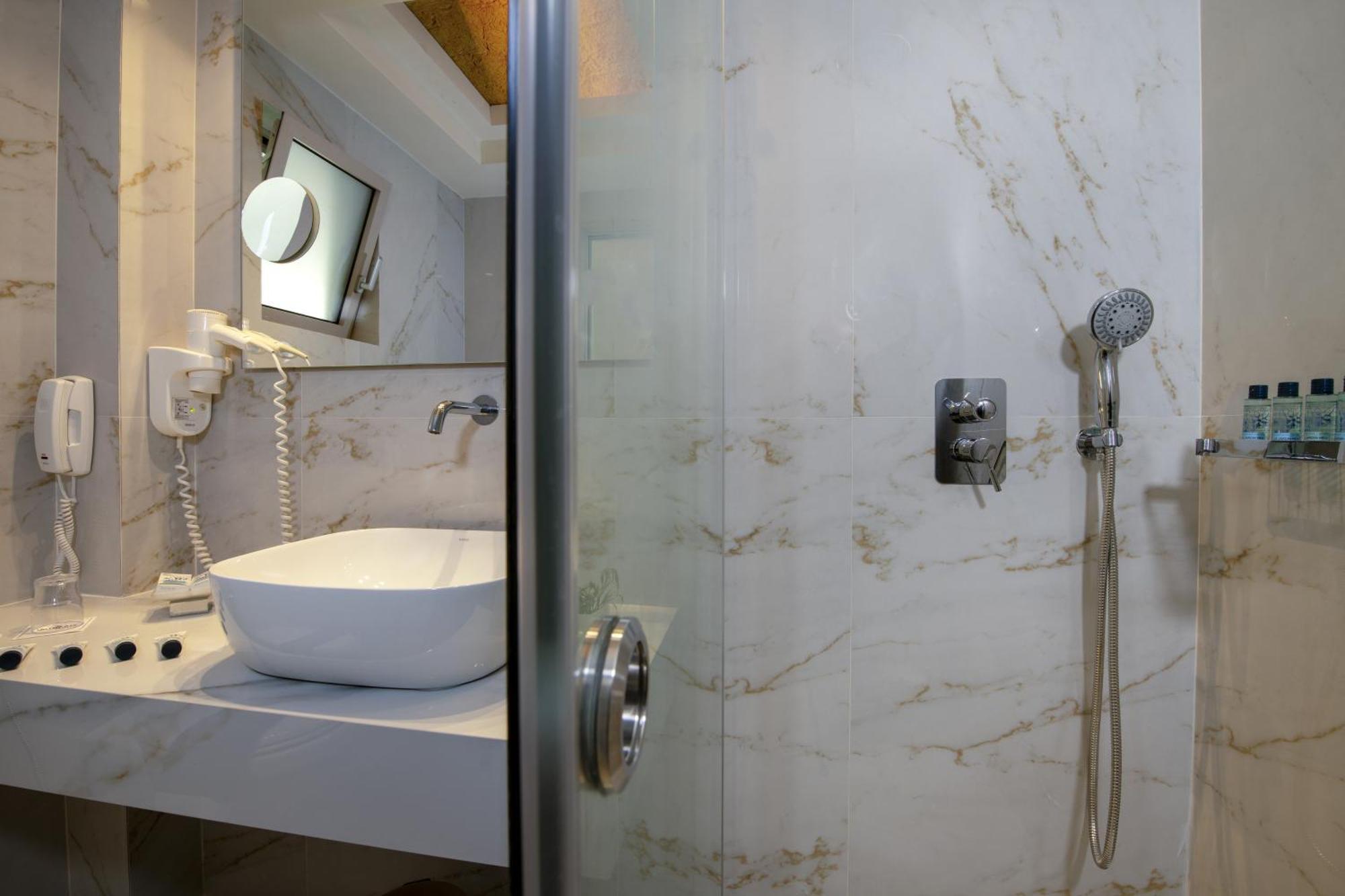 Junior suite individual pool