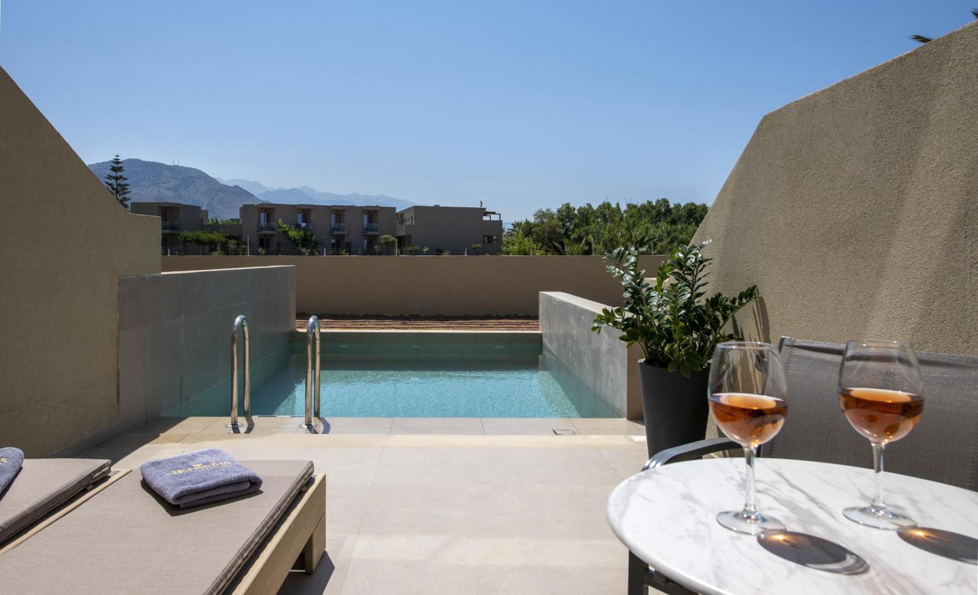 Junior suite individual pool