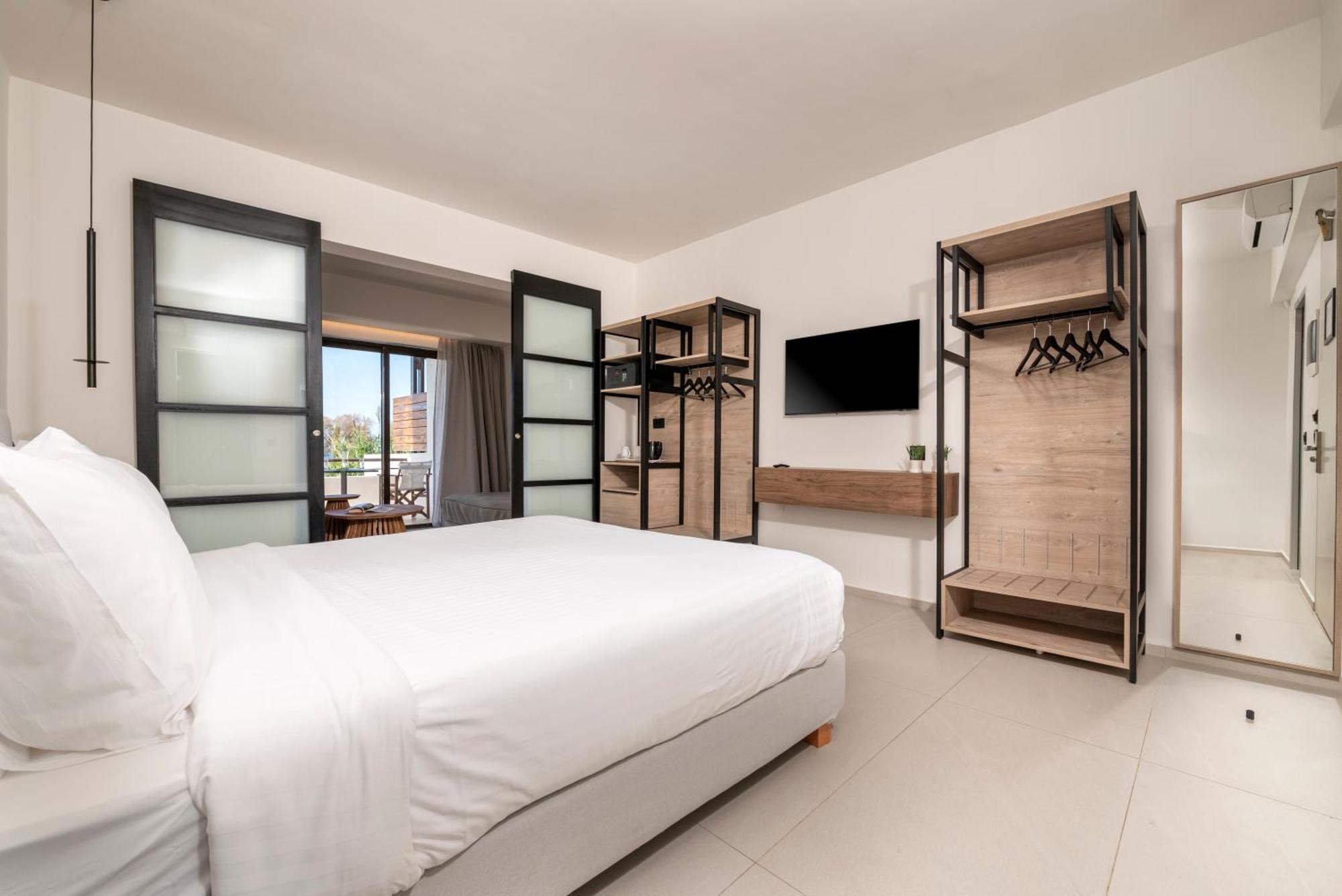 One-Bedroom Suite Sea View