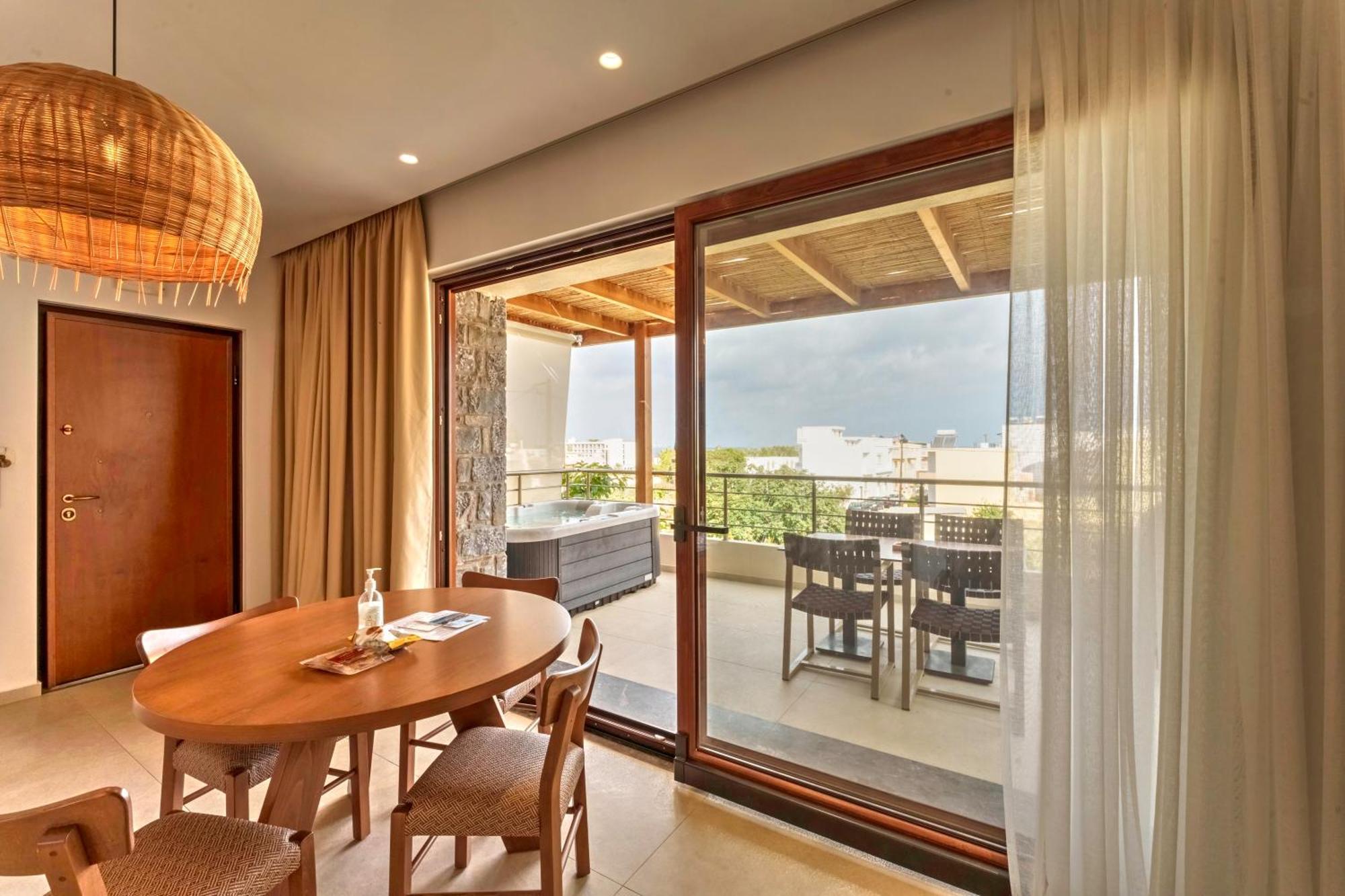 Two Bedroom Suite Outdoor Hot tub Garden View