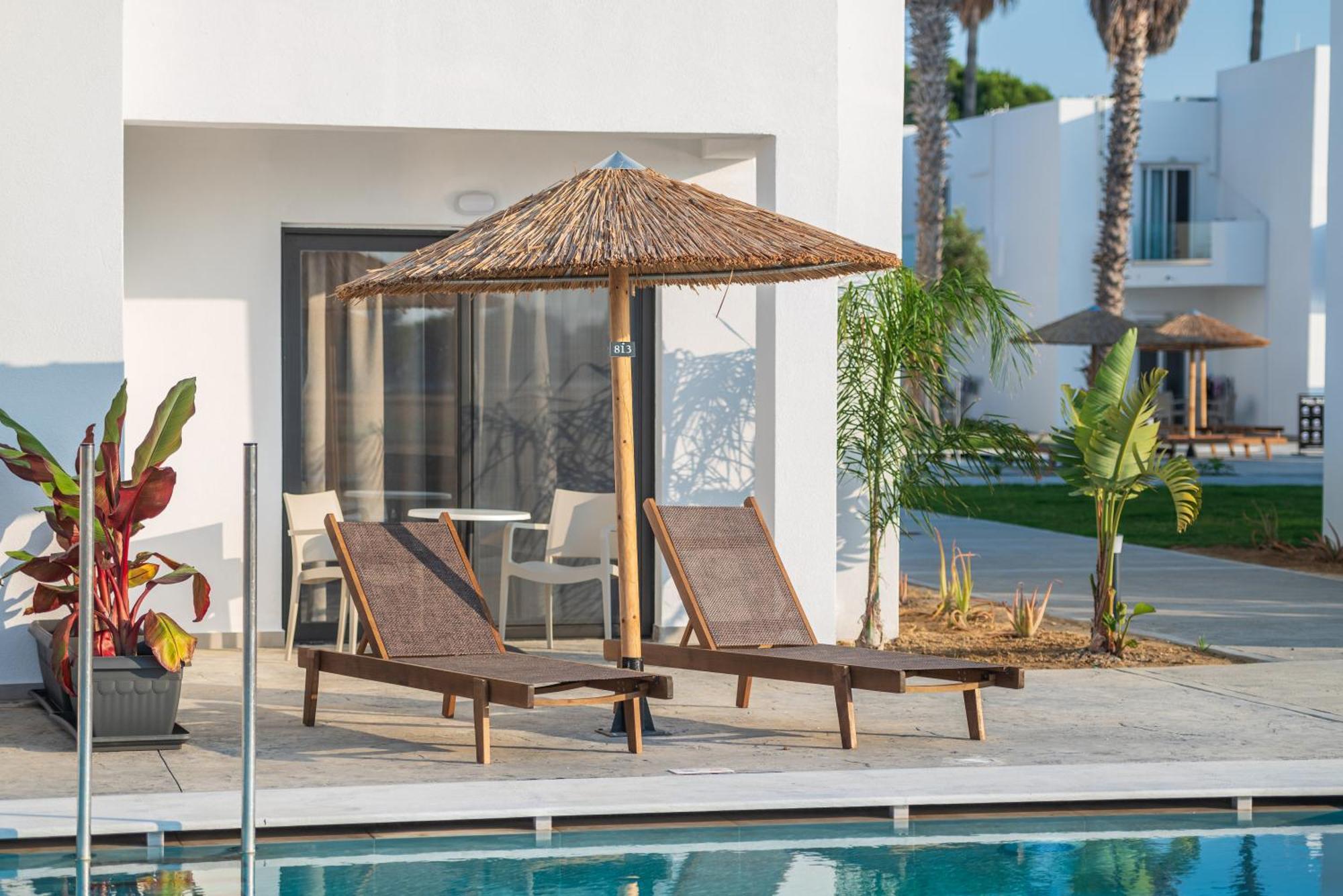 Deluxe Junior Suite Sharing pool