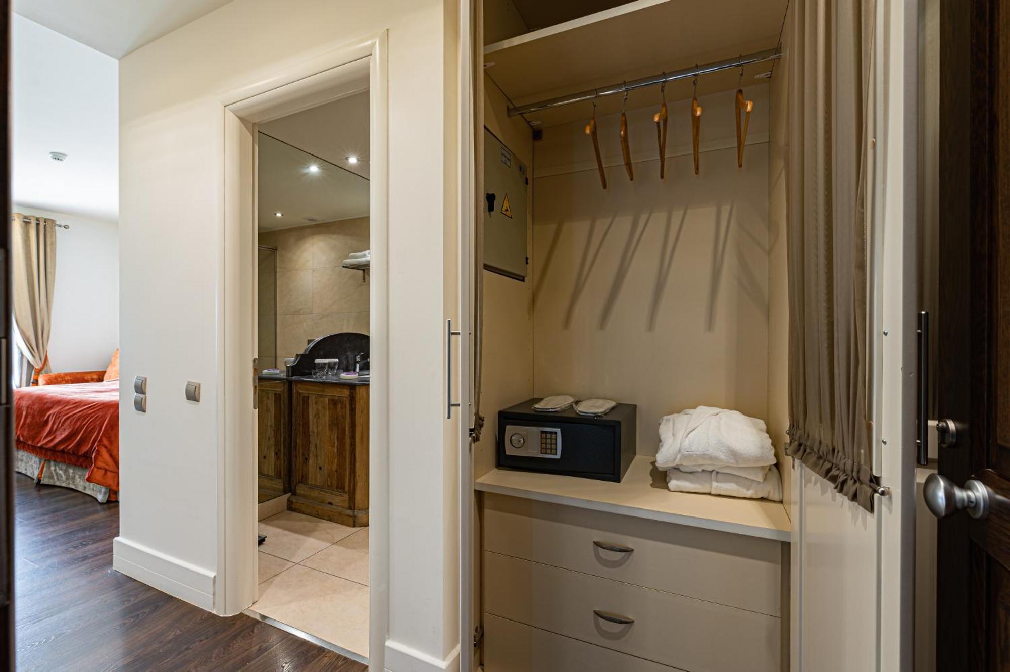 Deluxe Family Room