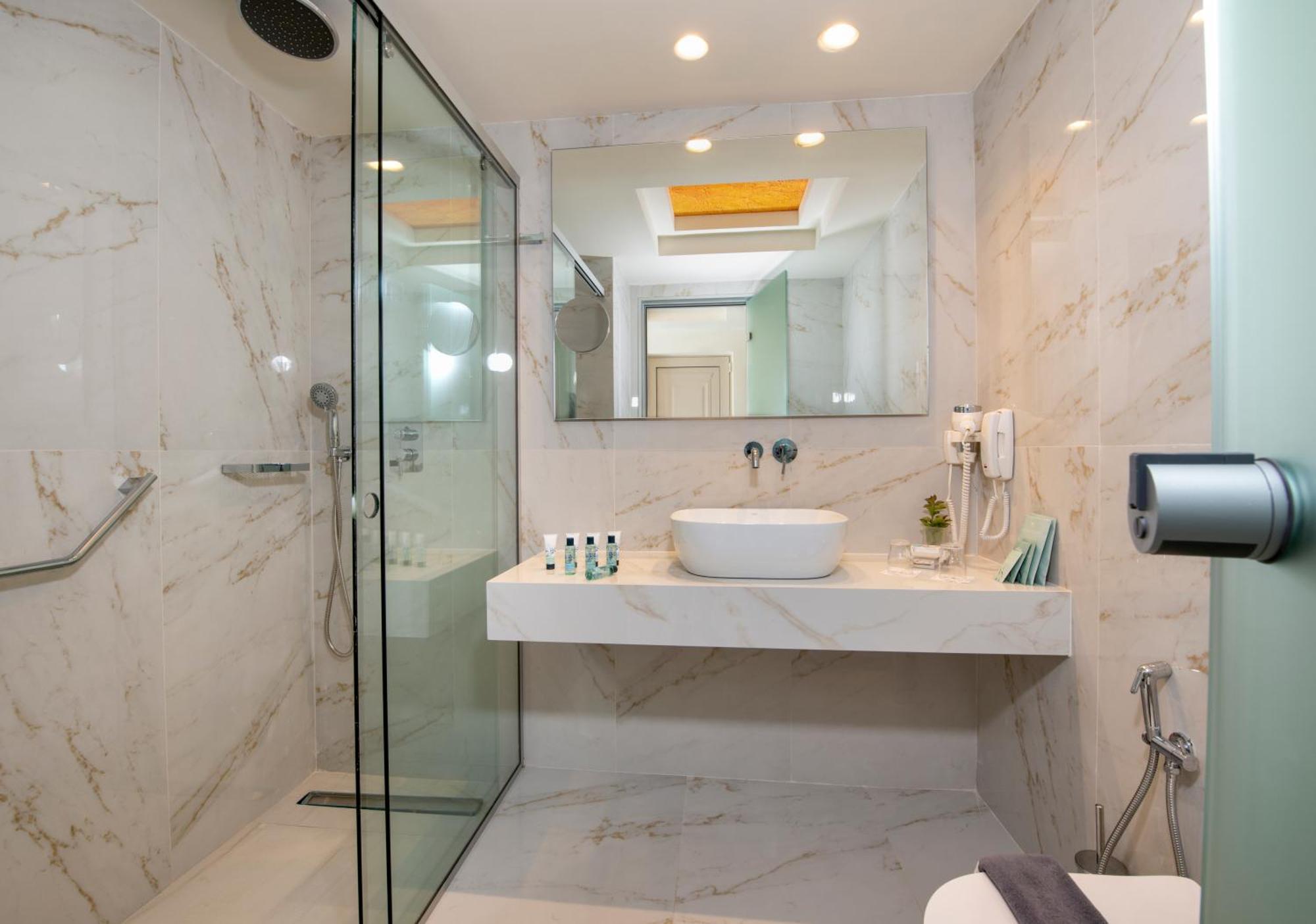 Superior double room side sea view