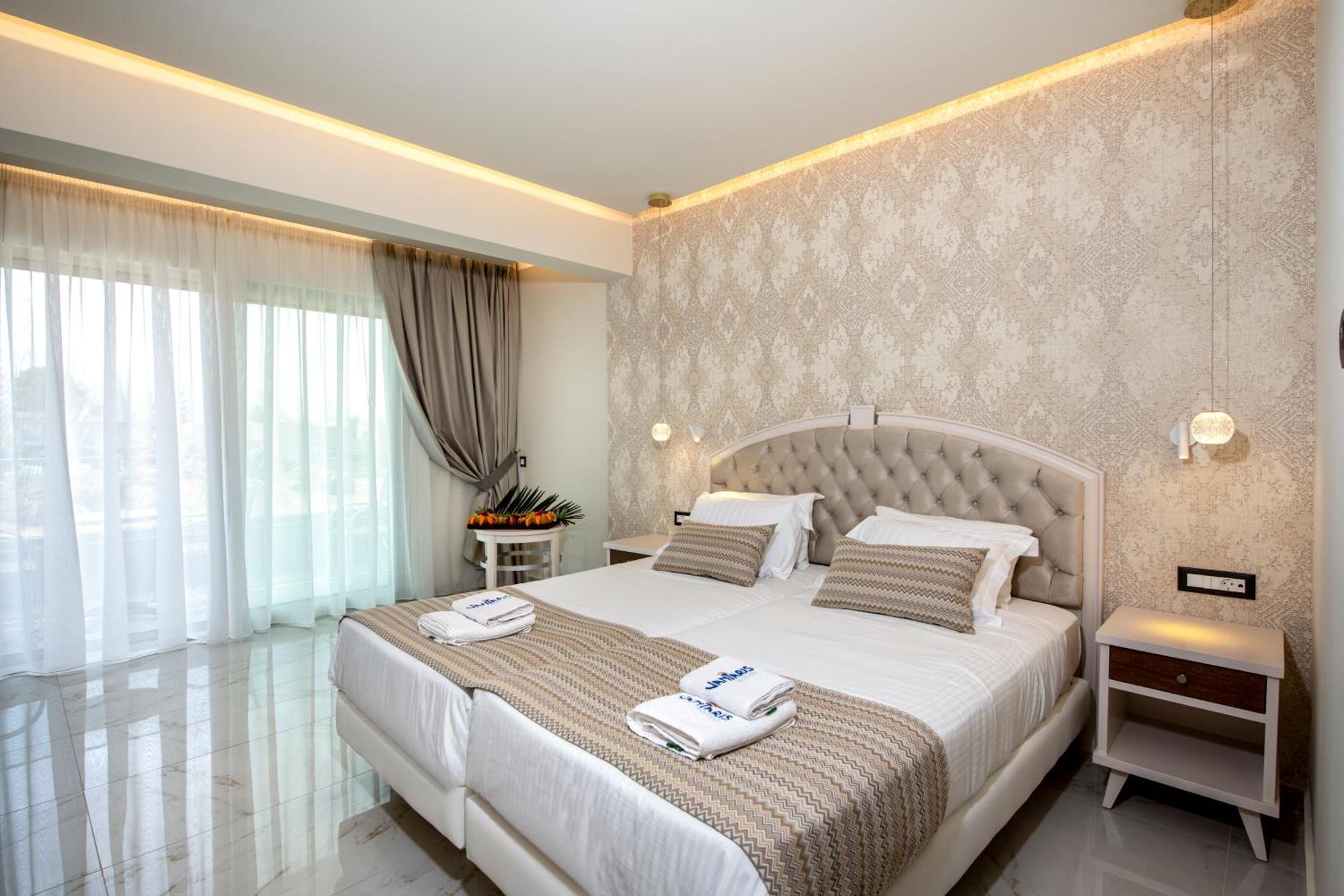 Superior double room side sea view