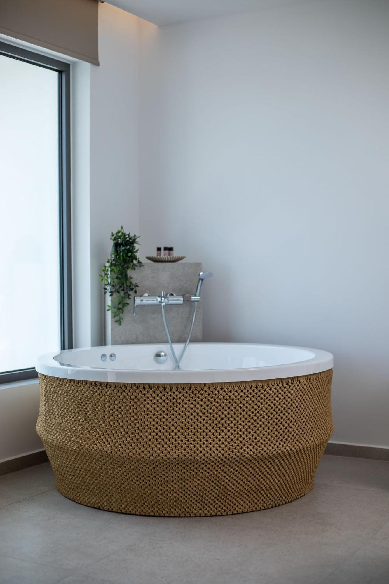 Deluxe Suite Spa Bath