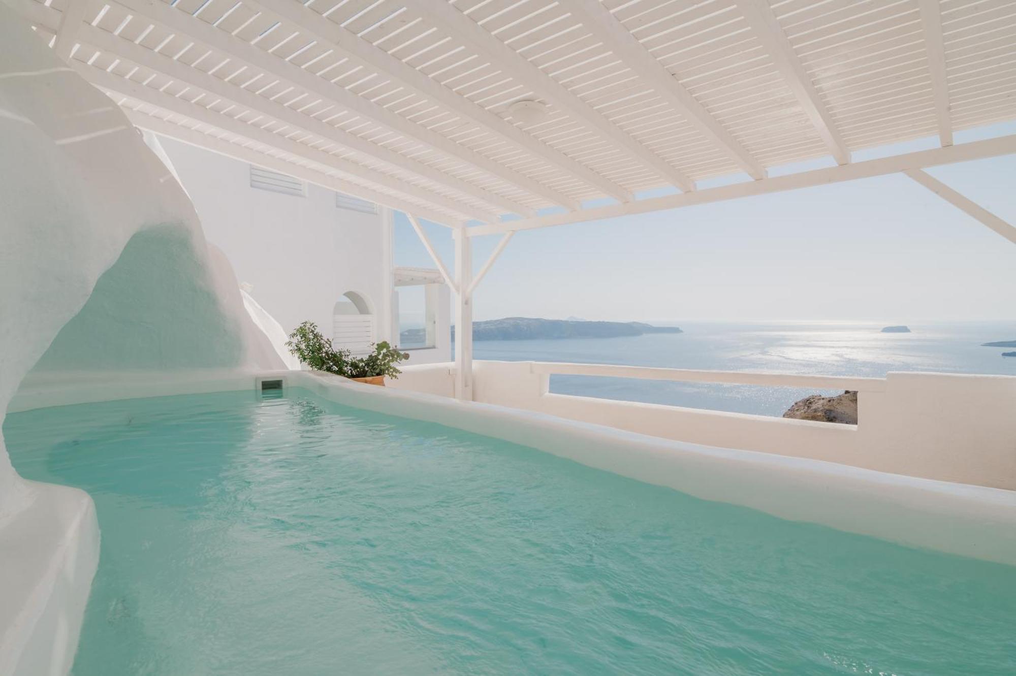 Apeiron Cave Suite Hot Tub & Caldera View